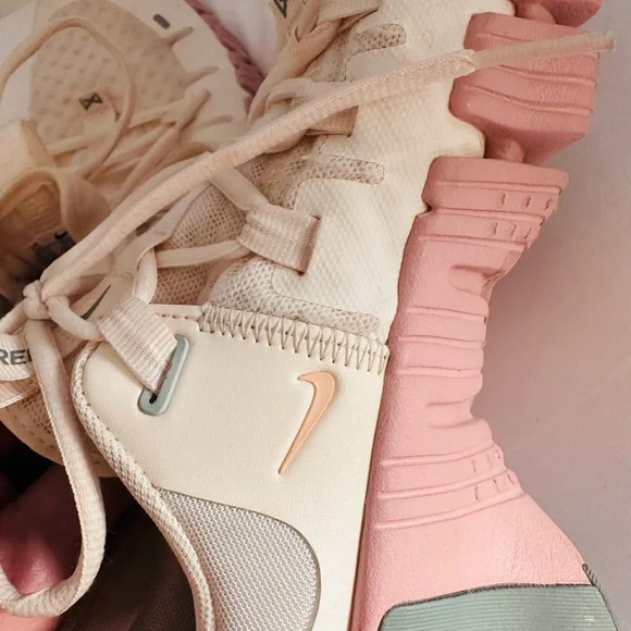 Nike Metcon 5 Women's Athletic Shoes for gym in Cream and Pink - Picture 5 of 8